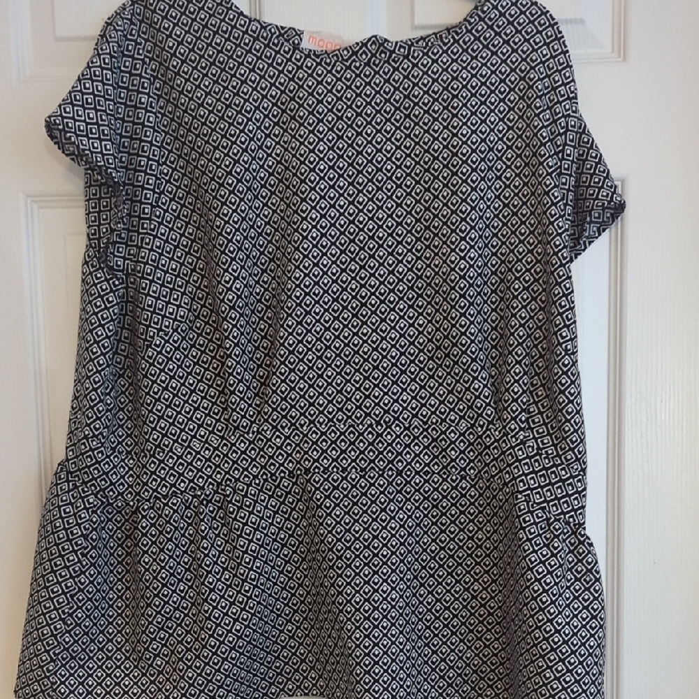 Black and White Geometric Women's Top